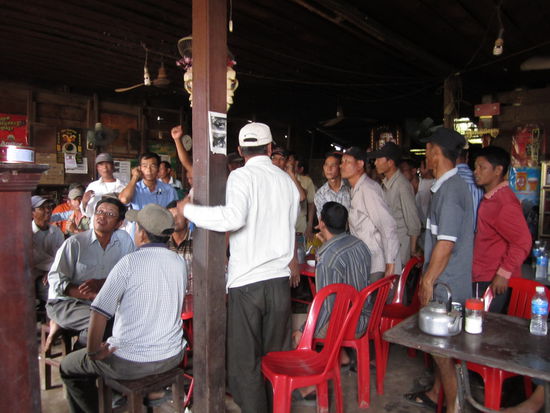 ... abseits der Guesthouses beim Laufen ... die Männer waren so vom Thaiboxen im TV gefesselt, dass sie mich (auch wenn voll verschwitzt) nicht registrierten (wie Papa bei der Übertragung des Neujahrsspringens :p )
