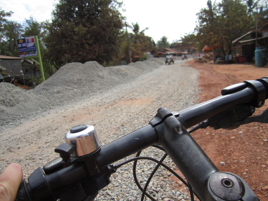 Da war die Straße noch ok  ... am Vortag halfen mir 2 Männer meine Kotflügel auszuputzen, ansonsten hätte ich mein Rad heim tragen können 
