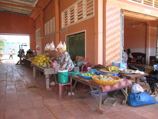 ... und wiedermal ein Rastplatz ... ich bekomme Grillen geschenkt ... es bleibt mir nichts anderes übrig, als die liebe alte Frau NICHT zu enttäuschen und die restlichen Kambodschaner grinsen 