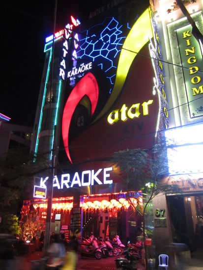 ... an jeder Ecke ... manche Vietnamesn erzählen mir, sie gehen da gerne hin, andere sagen, es ist nur für die Chinesen ...