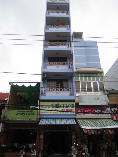 ... überall ... die Ein-Zimmer-breiten-Hotels und Häuser ...