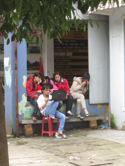 ... faulenzen mit Medien ... same same bei jung und "alt" ... 