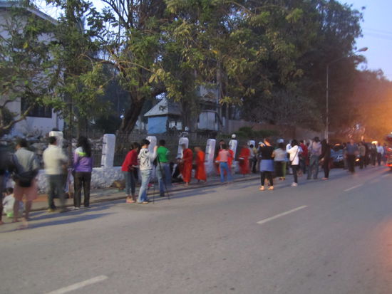 ... die Mönche, die sich durch die Touris kämpfen ...