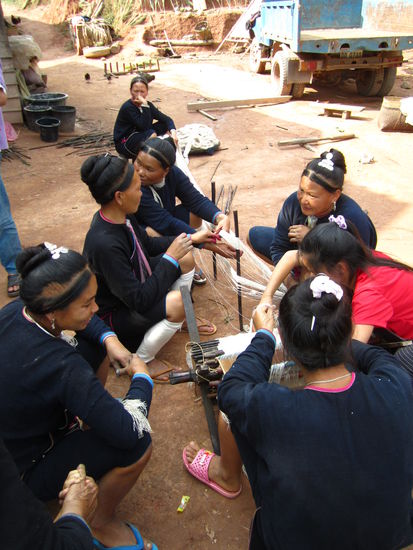 ... ich hab den Namen schon wieder vergessen ... eine Truppe von Locallocalfrauen bei der Arbeit ...