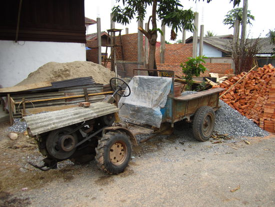 ... der Ort ist berühmt für seine komischen Fahrzeuge ... und die waren echt seltsam ...