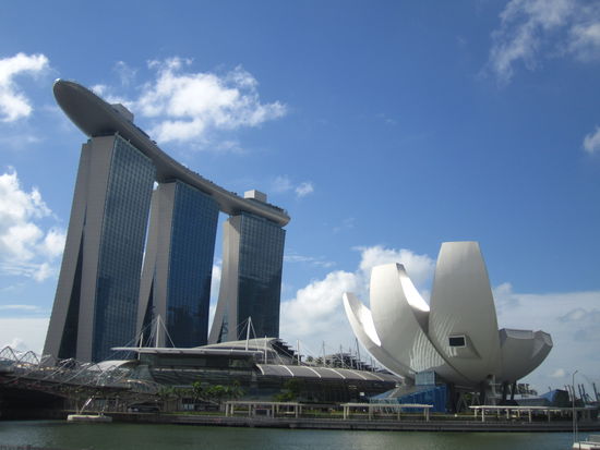 ... ein Schiff am Dach ... ein Pool, Restaurants ... weiß der Geier was da alles noch oben an Board ist  ... für 20,-- SGD kann man es sich ansehen  ...