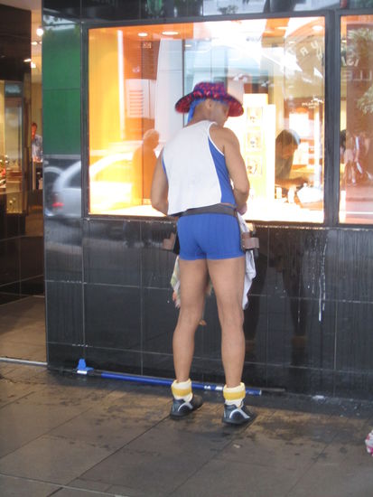 ... sexy beim Fensterputzen  ...