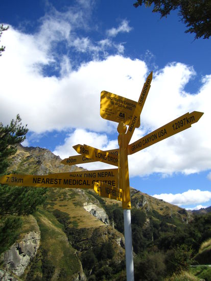 ... die einzelnen Schilder sind leider hier schwer zu lesen ... das war mal der Einstieg zum Canyon-Swing-Gelände ...