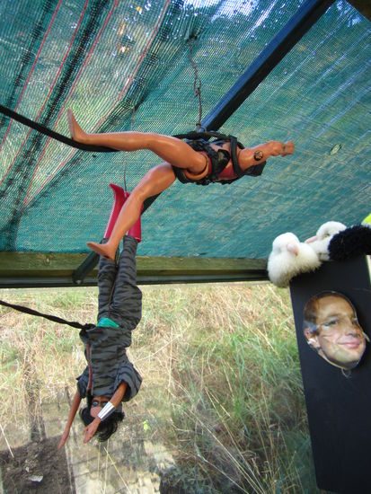 ... no comment ... am liebsten waren den typen david hasselhof witze, das buch mit bastelanleitungen für sexspielzeug und aussagen, dass sie uns eh nicht checken brauchen, wers überlebt der überlebt ...