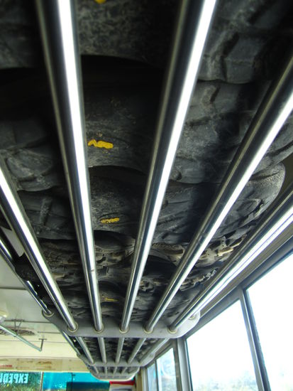 ... froh und müde im Bus ... da stört auch der Geruch der gebrauchten Wanderschuhe über uns nicht  ...