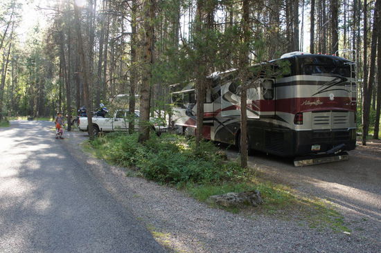 typischer Campsite für Amis: ein riesiges Wohnmobil + Dodge Ram daneben + Goldwing hintendrauf