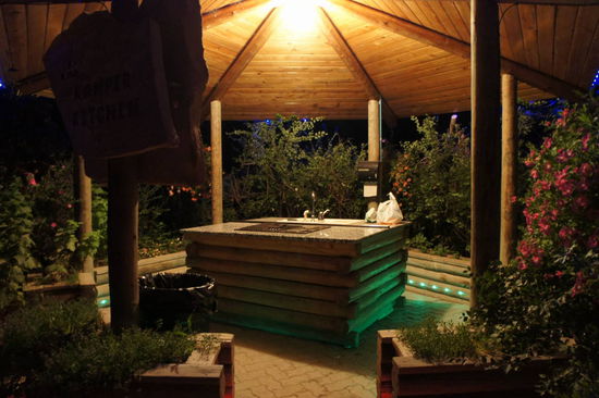 Koch- und Abwasch-"Lounge" (eine von mehreren)