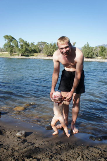 Kai planscht mit Betty im Yellowstoneriver