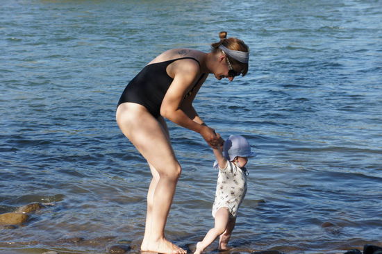 Sylvie übt laufen mit Karlchen im Wasser