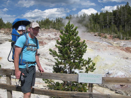 Kai mit Karlo auf dem Rücken am Steamboat Geysir (der größte Geysir das letzte mal im Mai 2005 ausgebrochen)