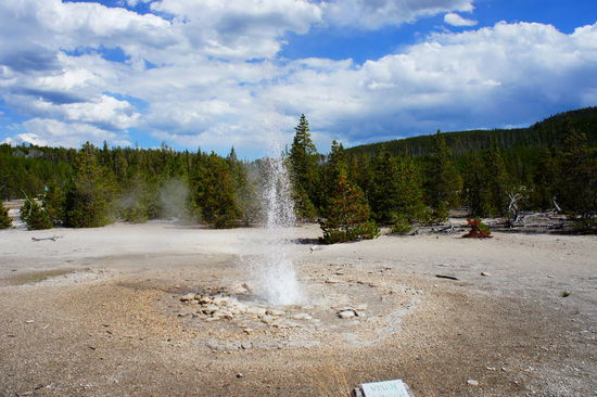 der Ausbruch eines kleinen Geysirs