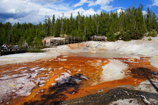 durch unterschiedliche Mineralien entsteht eine Art Rost der diesen Geysir die Farbe gibt (der Ausbruch ist alle paar Tage, Wochen, Monate oder Jahre, also alles sehr ungewiß)