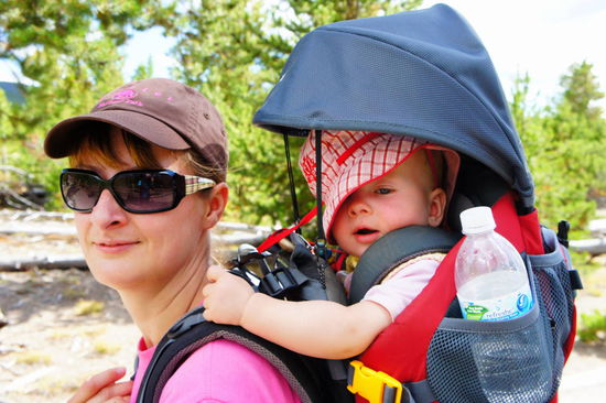Sylvie mit Betty in der Kraxe (sieht grad nicht so aus aber beiden haben Spaß 