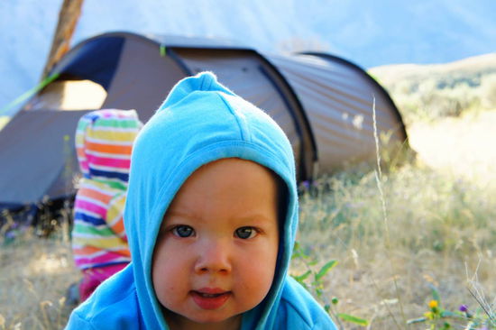 Karlo beim Krabbeln vor dem Zelt