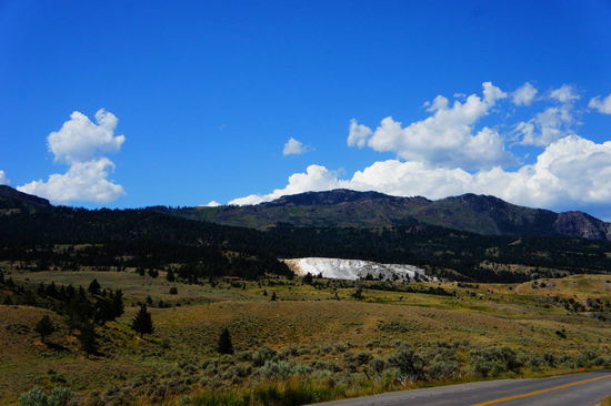 Mammoth Hot Springs (Kalkterrassen) von weiten