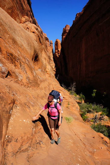 stetig ging es durch enge Schluchten und über Felsen...