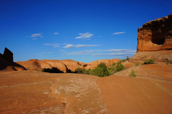 ....ging es barfuß über wunderschöne Felsformationen