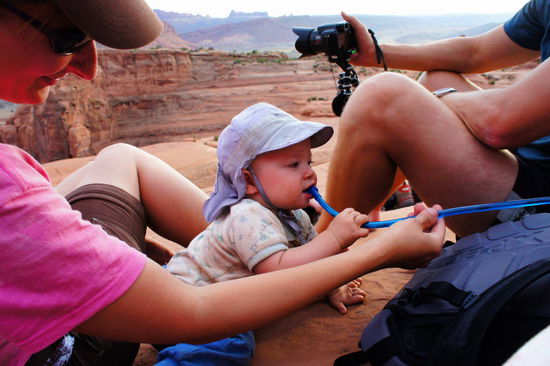 Karlo kriegt von Hannes was zu Trinken aus dem Camelback
