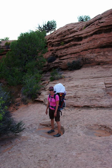 Auf dem Rückweg vom Deliate Arch tritt Sylvie in große Fußstapfen (Dino??)