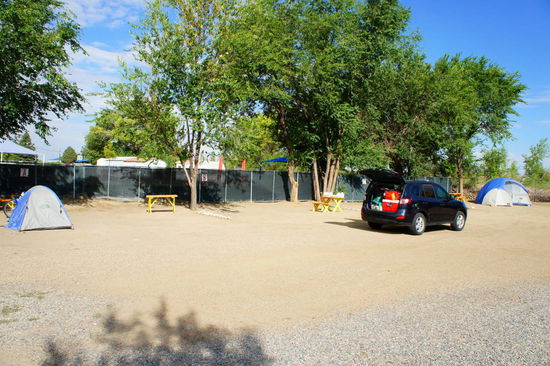 unser "schöner" Hinterhofcampground bei Mom&amp;Pop (mit Blick auf Adult Video)