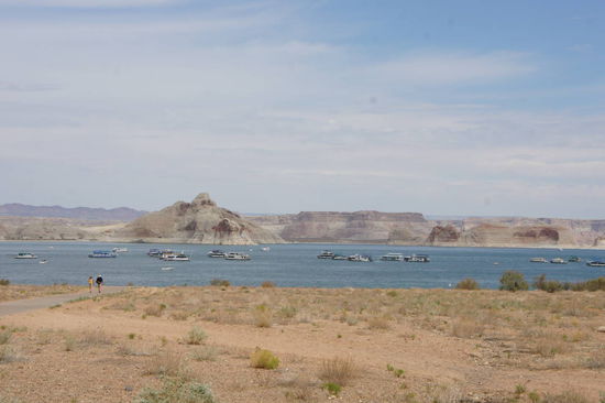 Lake Powell bei Page mit vielen Hausbooten