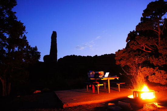 Lagerfeuer vor "aufragender" Kulisse