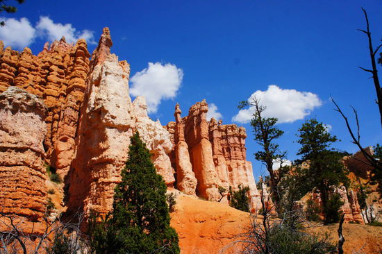 überall hohe einzeln stehende Felstürme in rot-weiß