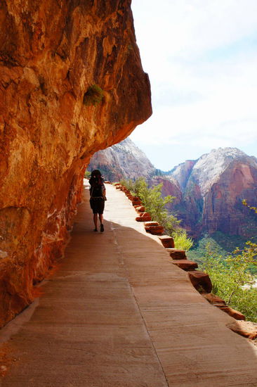 in steilen Kehren hinauf