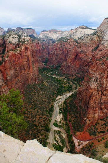 Blick zur anderen Talseite (hier geht es ganz schön tief runter)