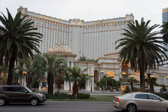 unser Hotel von vorn (wir befinden uns oben links im 12. Stock)