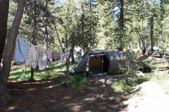 frühs erstmal Kinderschlafzeug trocknen (wer bis um 10 im Zelt liegt muss damit rechnen dass die Windeln durch sind)