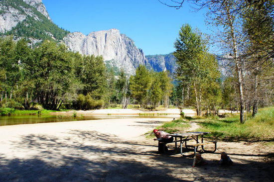 lange Pause am Merced River im Yosemite Valley