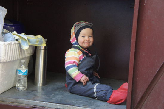 abends werden die Kinder wie immer in die Bärbox gesperrt 