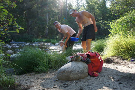 abendsauf dem Campground in Wawona wurden die Kinder an einem Arm des Merced River gewaschen