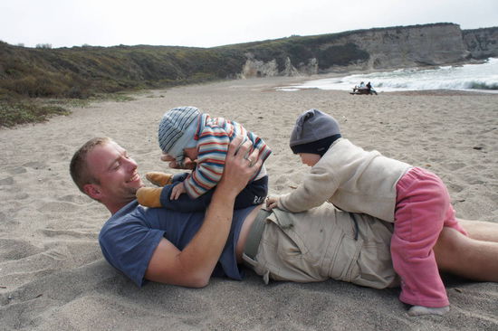 Eltern und Kinder genießen den Sand und die noch angenehmen Temperaturen am Beach in Los Osos