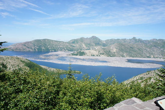 Spirit Lake mit massenhaft Baumstämmen (30 Jahre alt)