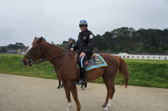 berittener Polizist an der Strandpromenade