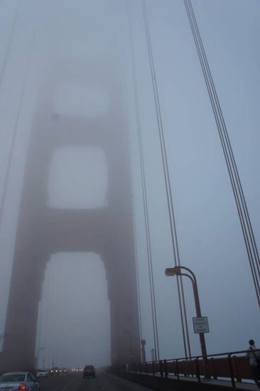über die Golden Gate Bridge in noch mehr Nebel...