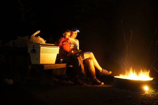 Der Tag klingt aus am Campfire