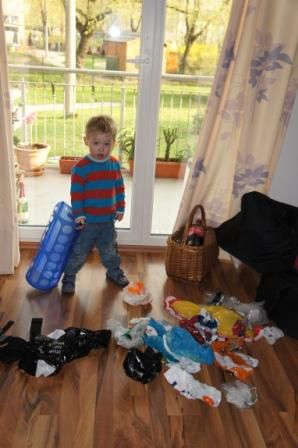 Karlo hilft packen....