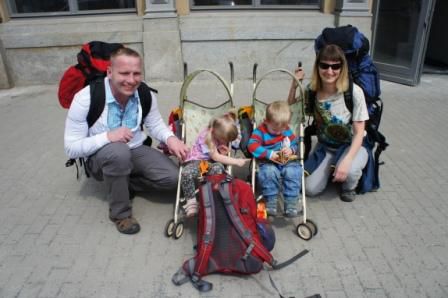 Mit sack und pack auf dem Bahnhof