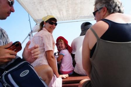 Mama und Betty sitzen beim Fahrer vorn