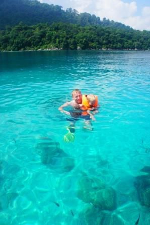 Papa mit Karlo im Wasser ....