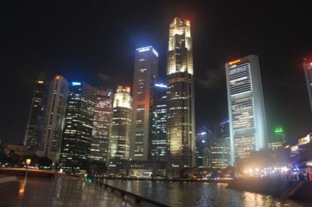 bewundern wir die hellerleuchtete Skyline