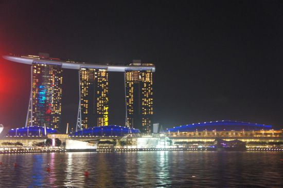 und die gigantische Aussicht auf das Marina Bay Sands Hotel